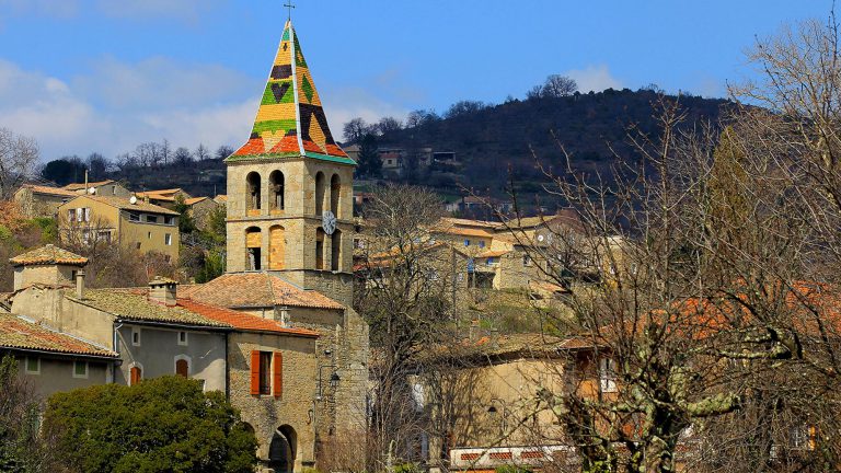Le village de Vesseaux Gîte La Magnanerie